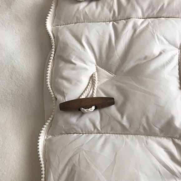 GAP Puffer Vest w/ Wooden Toggles - Picture 4 of 5